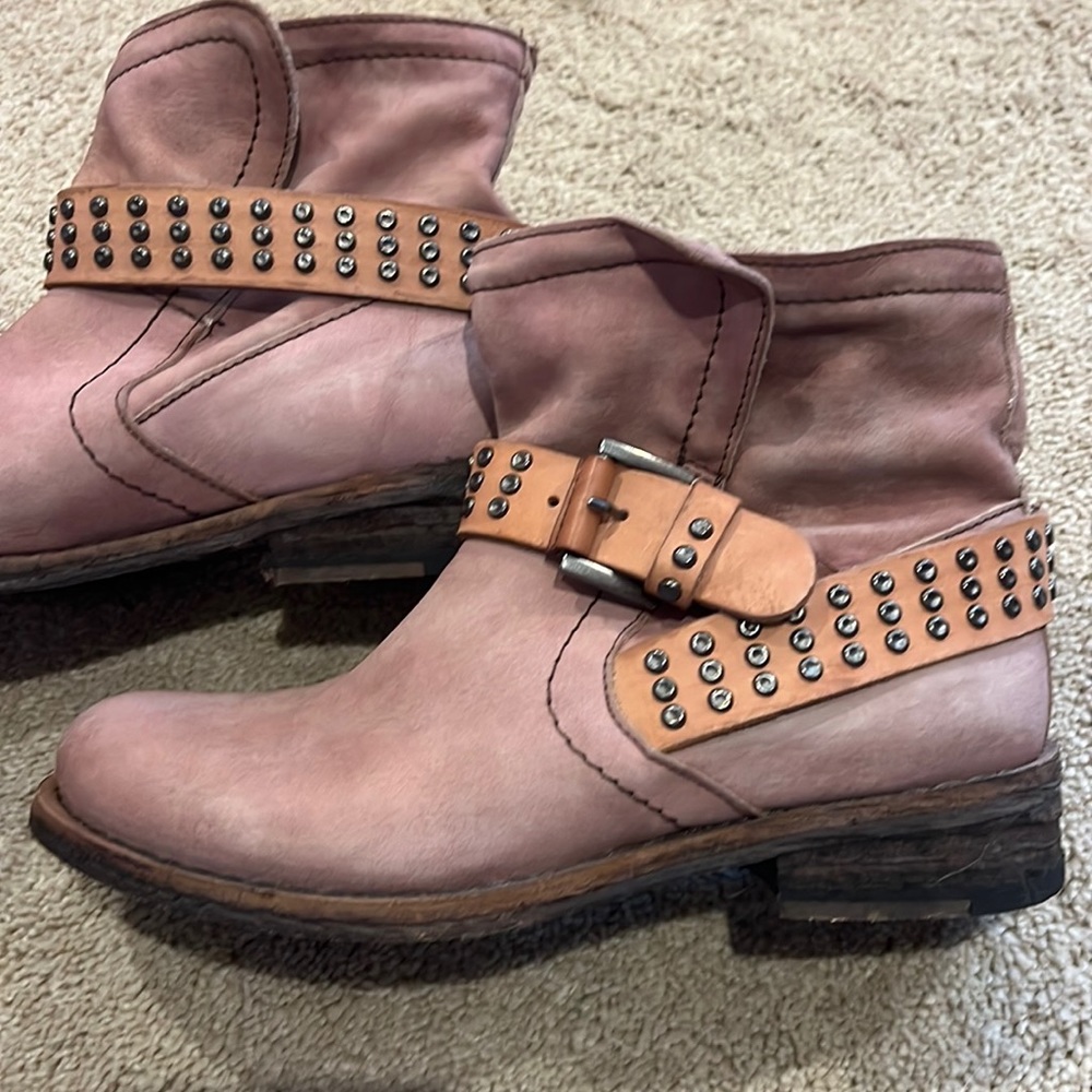 Pink suede/leather buckle bootie